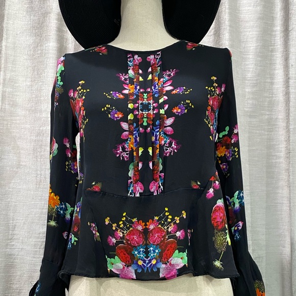 Nicole Miller Atelier Tops - ⭐️ NICOLE MILLER Silk Psychedelic Floral Top